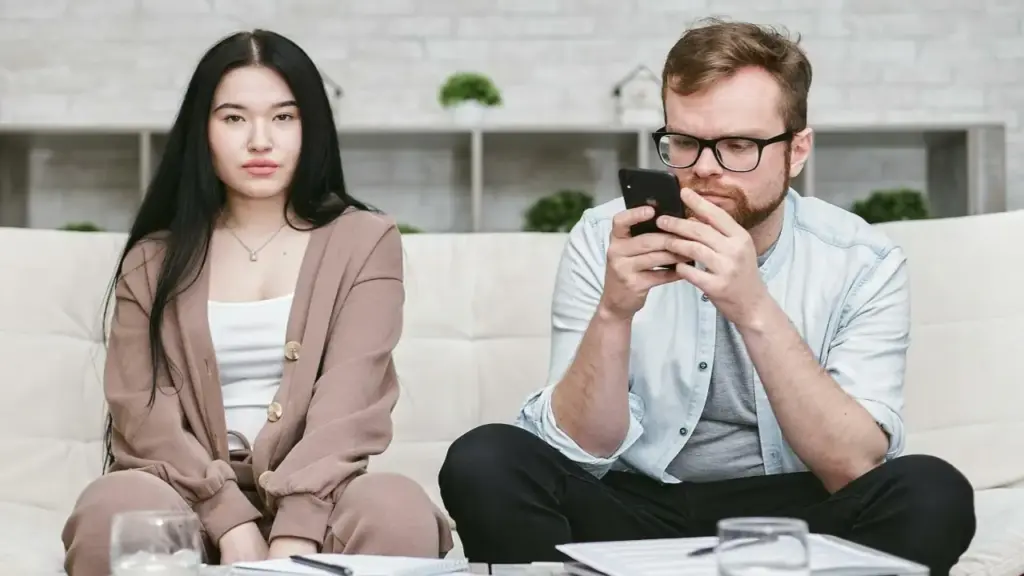 Ngoại tình 'mập mờ' – sóng ngầm tàn phá hôn nhân