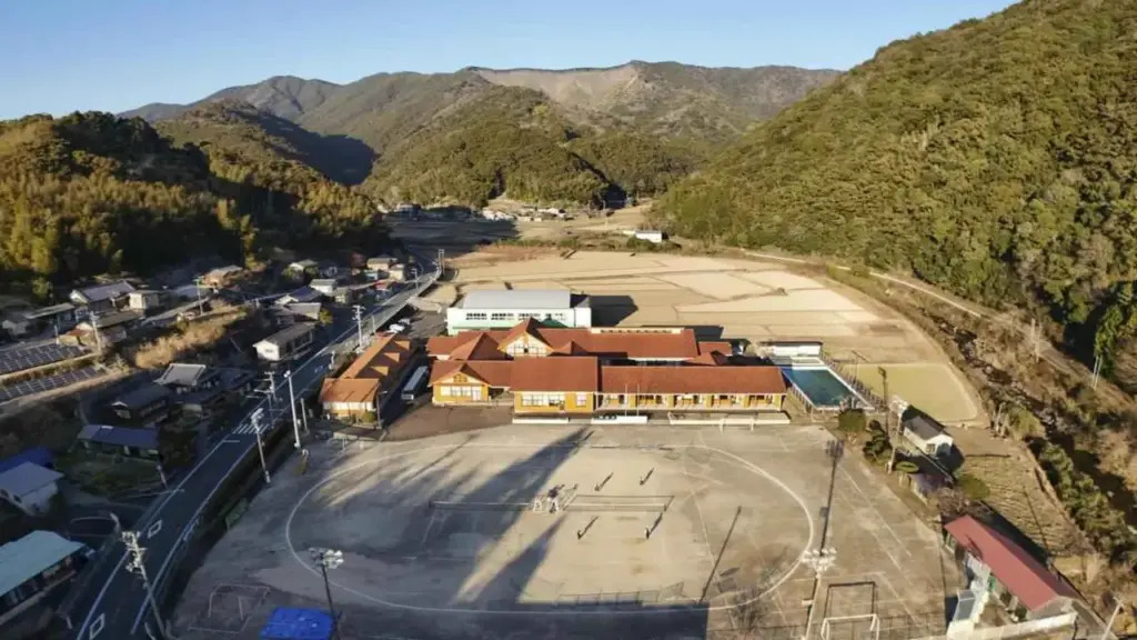 Ngôi trường tên dài nhất Nhật Bản đóng cửa vì chỉ còn 9 học sinh