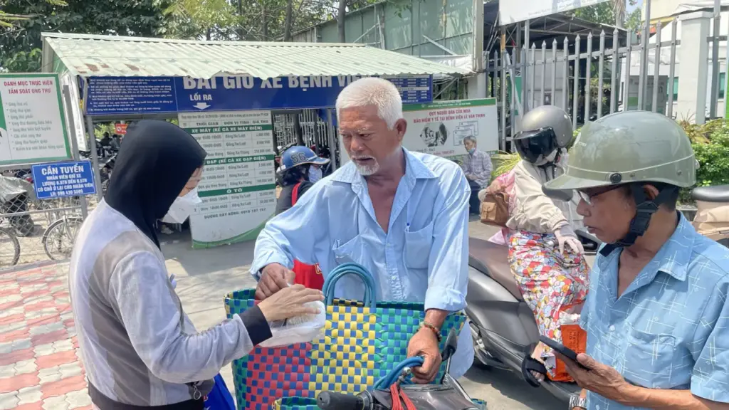 Người bán vé số phát cơm miễn phí để 'trả ơn đời'