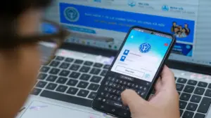 Người dân có thể dùng sổ bảo hiểm xã hội, thẻ bảo hiểm y tế điện tử thay bản giấy