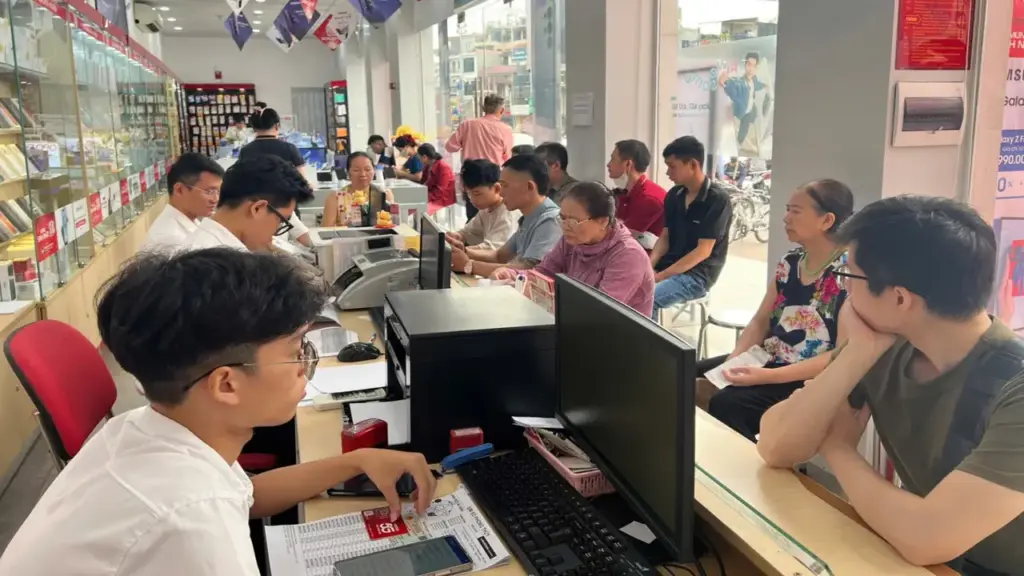 Người dân đến kín điểm giao dịch chờ xác thực SIM chính chủ