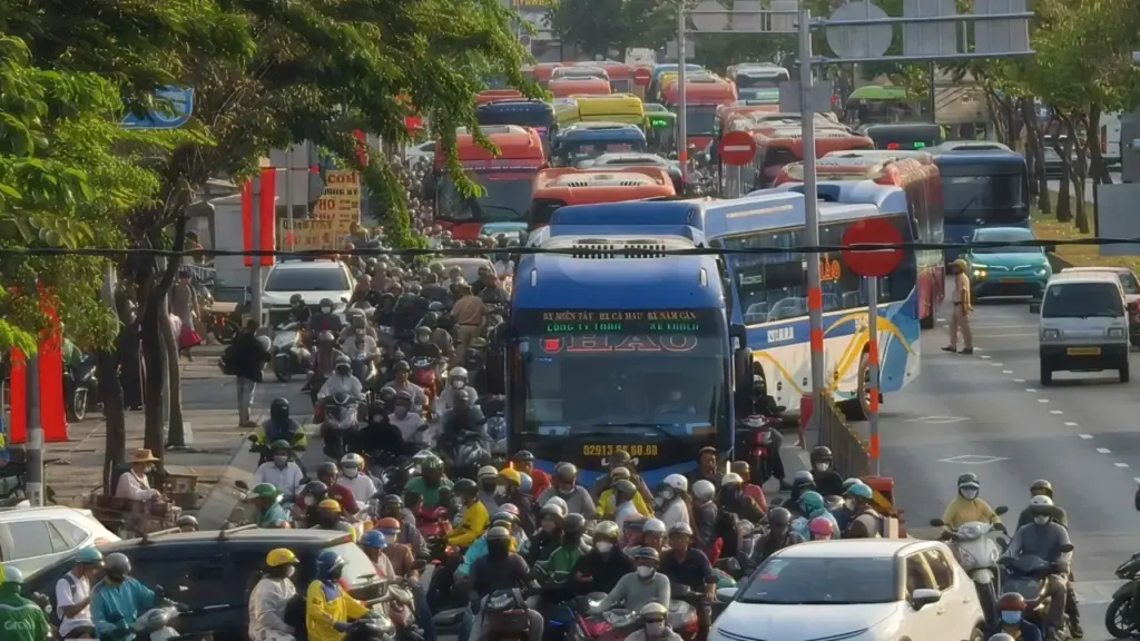 Người dân Hà Nội, TP HCM đổ về quê trước nghỉ lễ