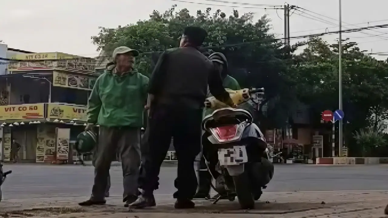 Người đàn ông lái xe Jeep ngược chiều, đe dọa tài xế xe công nghệ