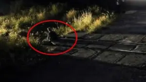 Người đàn ông ngồi giữa đường ray bị tàu hỏa tông chết