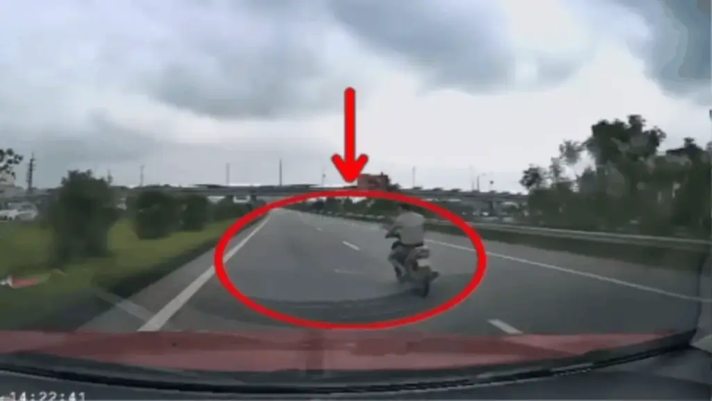 Người đàn ông uống rượu, lái xe máy vào cao tốc rồi lạng lách, đánh võng