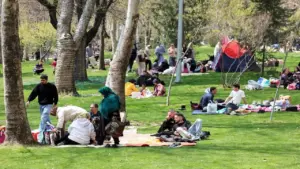 Người dân Tehran vẫn dã ngoại, nướng thịt bất chấp ông Trump đe dọa 'đưa Iran về thời đồ đá'