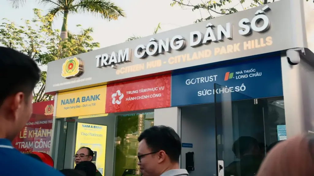 Người dân TP.HCM háo hức trải nghiệm hàng loạt dịch vụ thiết thực tại 'Trạm Công dân số' thứ 5