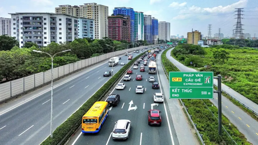 Người dân trở lại Hà Nội sau kỳ nghỉ Giỗ Tổ, nhiều cửa ngõ giao thông thuận lợi