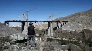 Người Iran bàng hoàng sau vụ Mỹ tập kích cầu lớn nhất cả nước