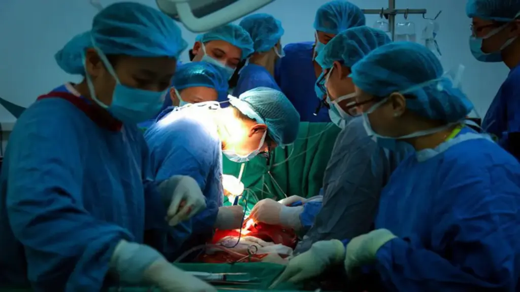 Người nước ngoài ngạc nhiên về chi phí và chất lượng điều trị của y tế Việt Nam
