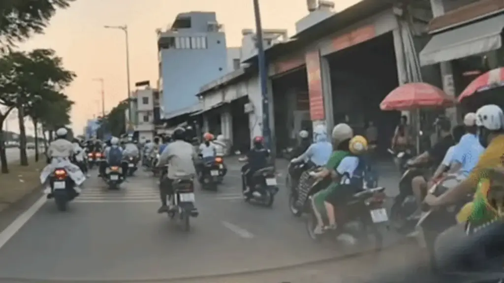 Người phụ nữ đi xe máy vượt ẩu, ngã sấp trước đầu ôtô