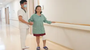 Người phụ nữ ở Đà Nẵng được robot hỗ trợ thay khớp gối, hồi phục sau 3 giờ