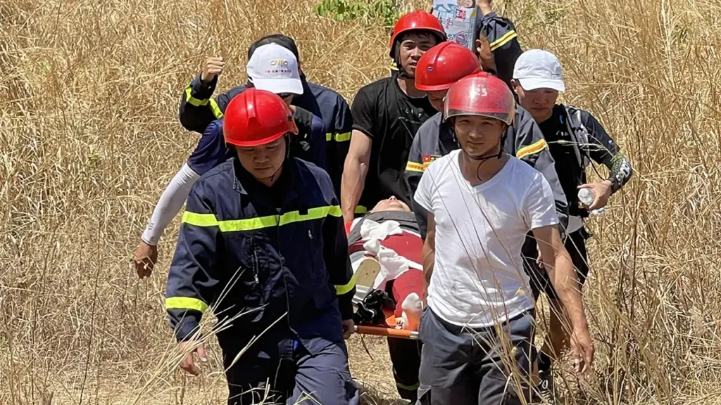 Người phụ nữ Trung Quốc bị nạn khi leo núi Dinh