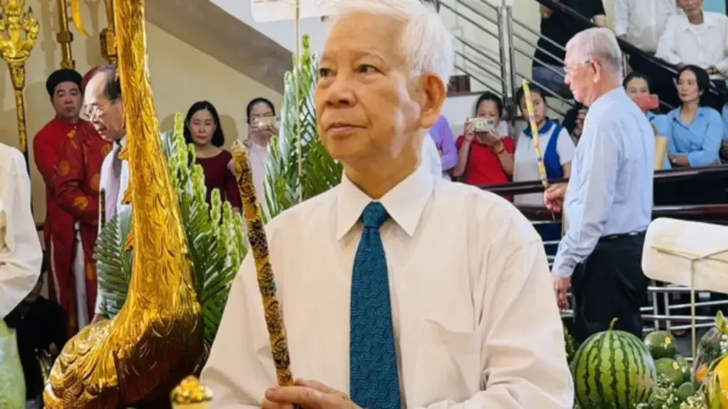 Nguyên Chủ tịch nước Nguyễn Minh Triết dâng hương tưởng niệm các vua Hùng
