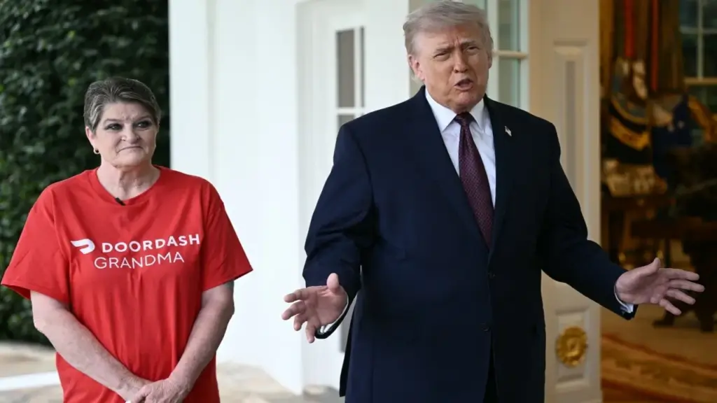 Nhân viên giao đồ ăn cho ông Trump bác tin đồn 'được thuê để diễn'