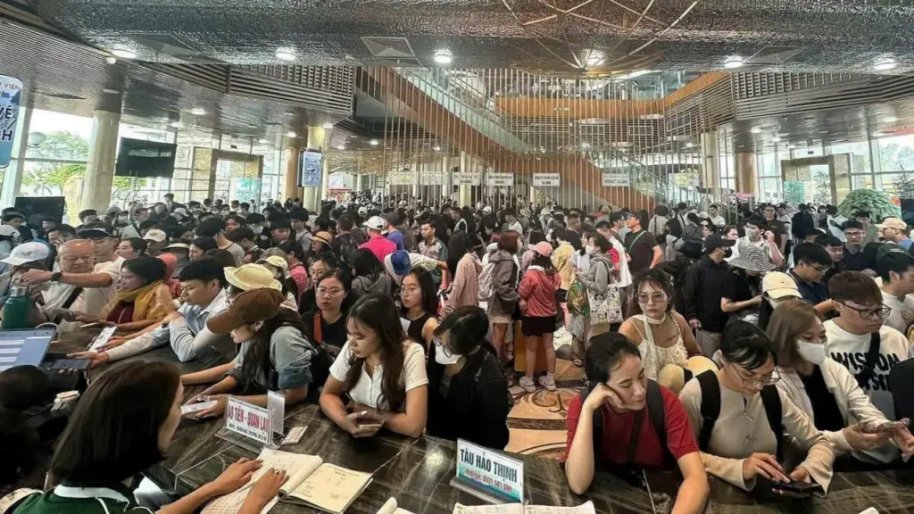 Nhiều điểm du lịch 'thất thủ' ngày thứ hai nghỉ lễ Giỗ Tổ