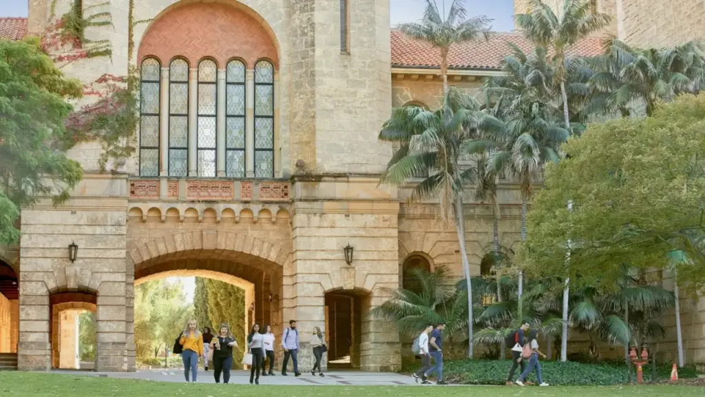 Nhiều du học sinh Australia bỏ bữa vì bão giá