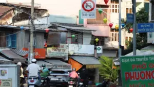 Nhiều tài xế 'giật mình' khi chạy vào khung giờ cấm trên đường Mai Thị Lựu