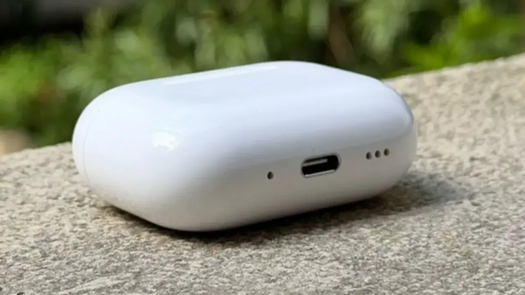 Những lỗ tròn nhỏ dưới đáy hộp sạc AirPods có công dụng gì?