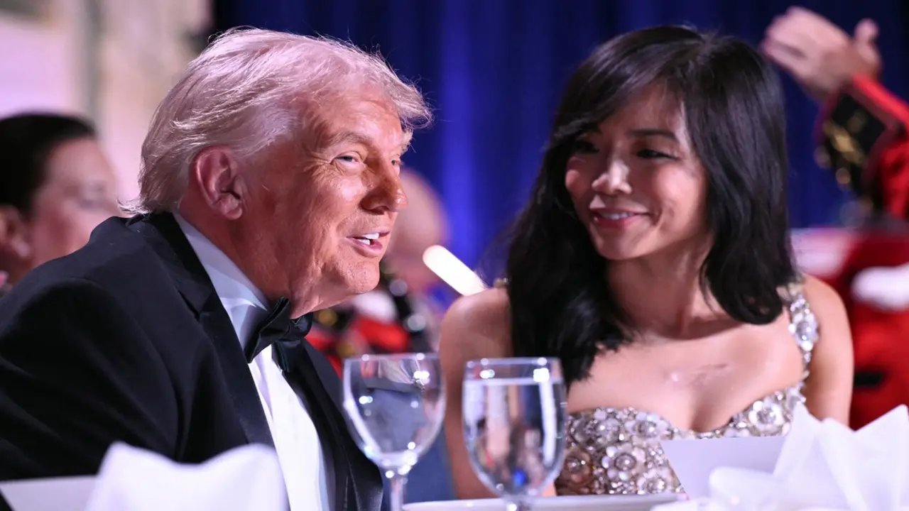Nữ Chủ tịch Hiệp hội Phóng viên Nhà Trắng ngồi kế ông Trump được khen vì bình tĩnh giữa vụ nổ súng