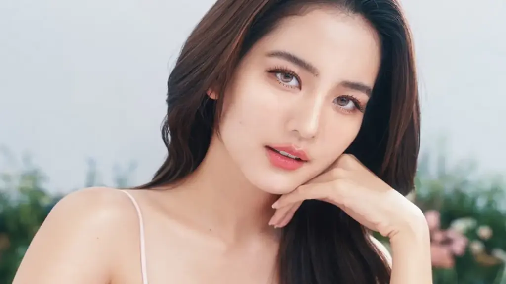 Nữ diễn viên Thái Lan có hai tử cung, một quả thận