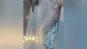 Nước đổ như thác trong nhà ga sân bay lớn nhất Indonesia