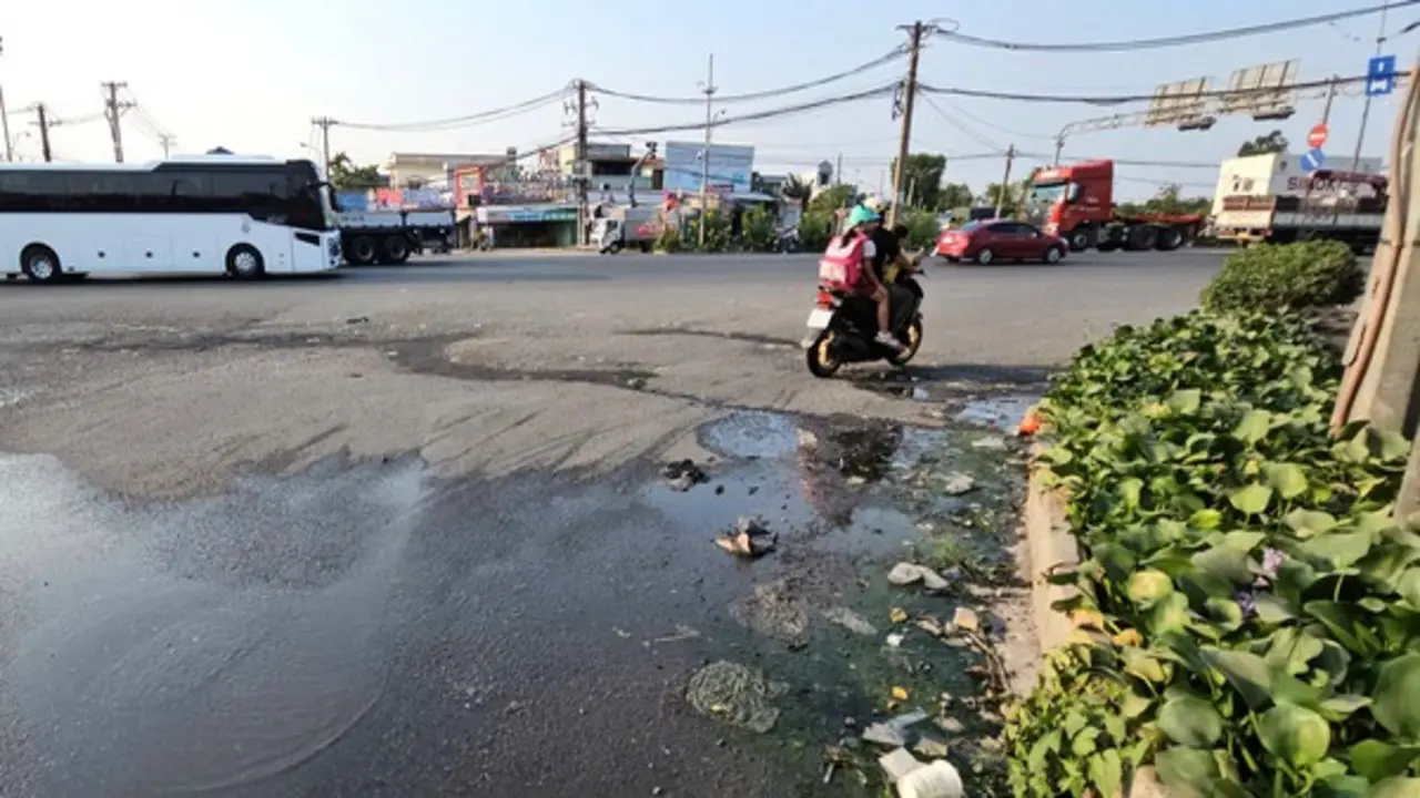Nước thải bủa vây giao lộ ở TP.HCM, đường vừa sửa đã bong tróc