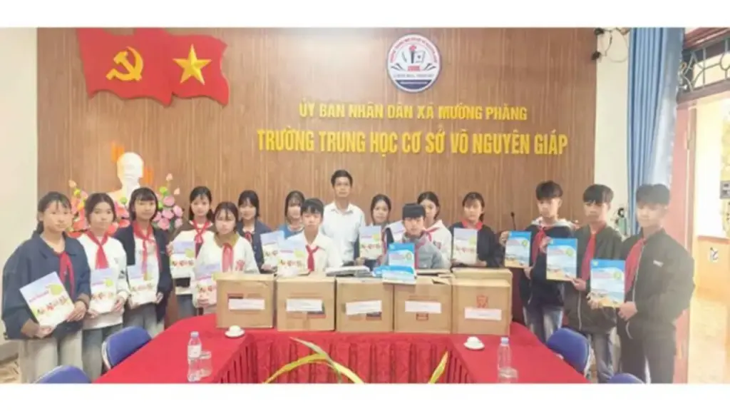 NXBGDVN tặng hàng nghìn cuốn sách giáo khoa cho học sinh khó khăn ở Mường Phăng