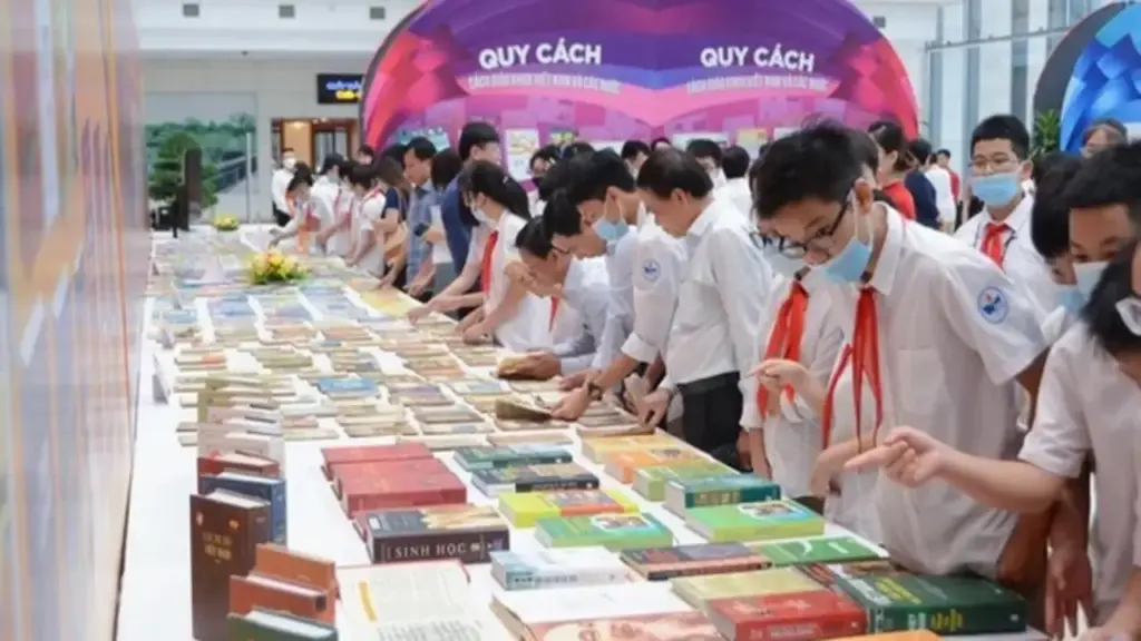 NXBGDVN: Tiếp tục giảm giá SGK bình quân 13,3%