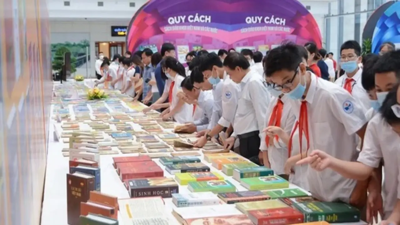 NXBGDVN: Tiếp tục giảm giá SGK bình quân 13,3%
