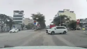 Ô tô đi thẳng húc xe rẽ trái, ai sai?