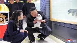 Ông Kim cùng con gái chơi đùa với chó mèo trong cửa hàng thú cưng