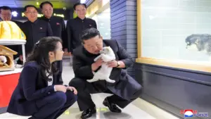 Ông Kim Jong Un đưa vợ và con gái thăm cửa hàng thú cưng