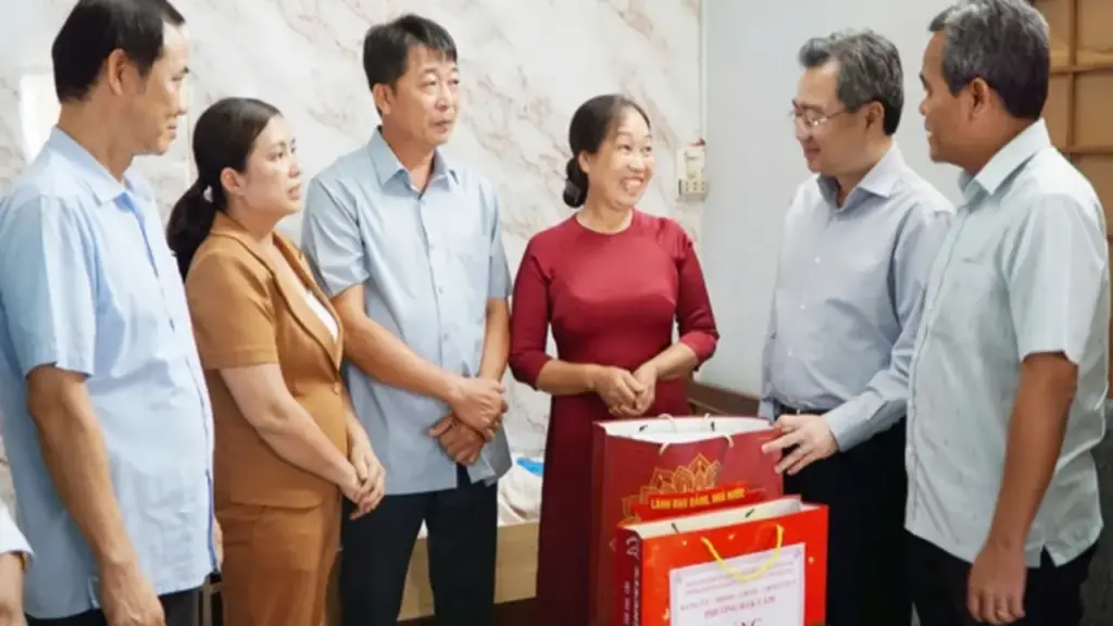 Ông Nguyễn Thanh Nghị thăm, tặng quà cho Mẹ Việt Nam anh hùng ở Quảng Ngãi