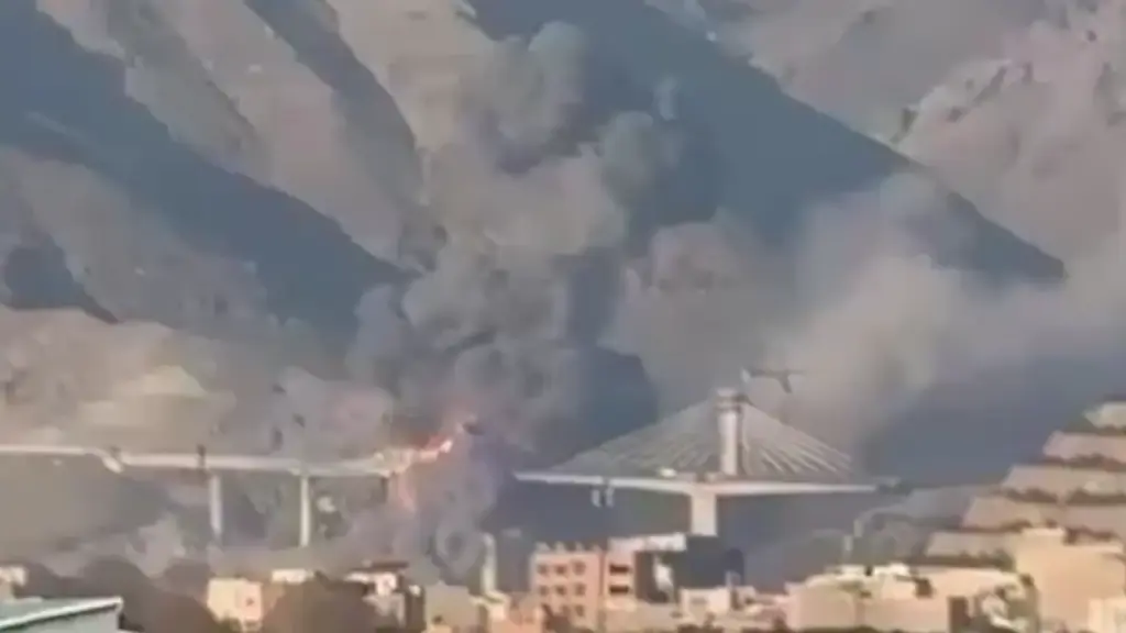 Ông Trump đăng video 'cây cầu lớn nhất ở Iran sụp đổ'