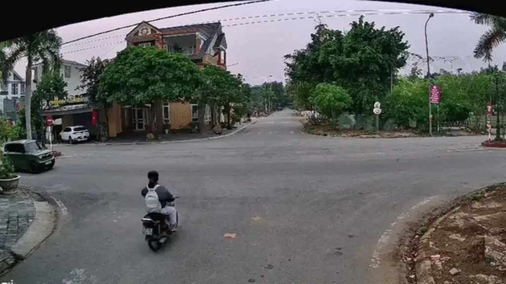 Ôtô đâm bay xe máy tại ngã tư không người