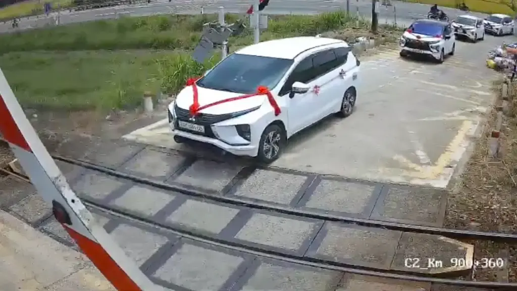 Ôtô dự đám cưới suýt kẹt giữa gác chắn khi tàu sắp qua