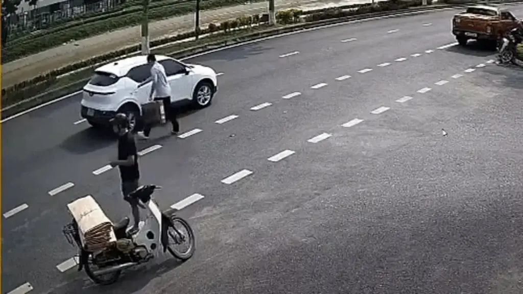 Ôtô 'phơi bụng' vì đâm vào xe dừng giữa đường đón khách