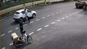 Ôtô 'phơi bụng' vì đâm vào xe dừng giữa đường đón khách