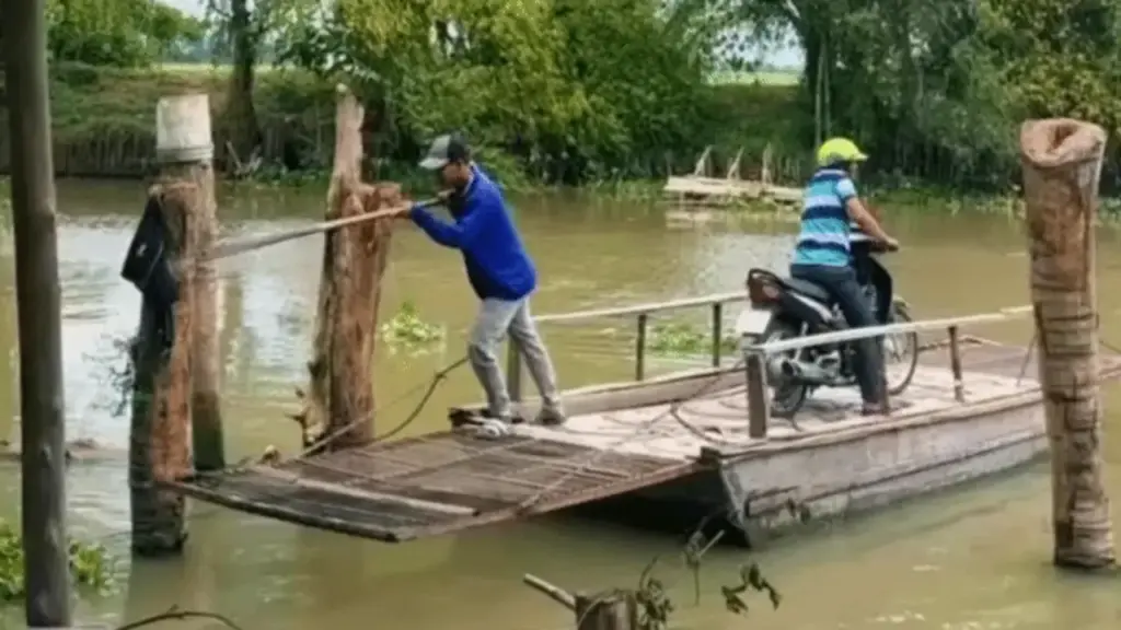 Phà 'chạy bằng cơm' gây sốt miền Tây