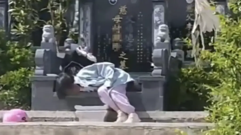 Phía sau câu chuyện bé gái đòi ngủ cạnh mộ ông bà