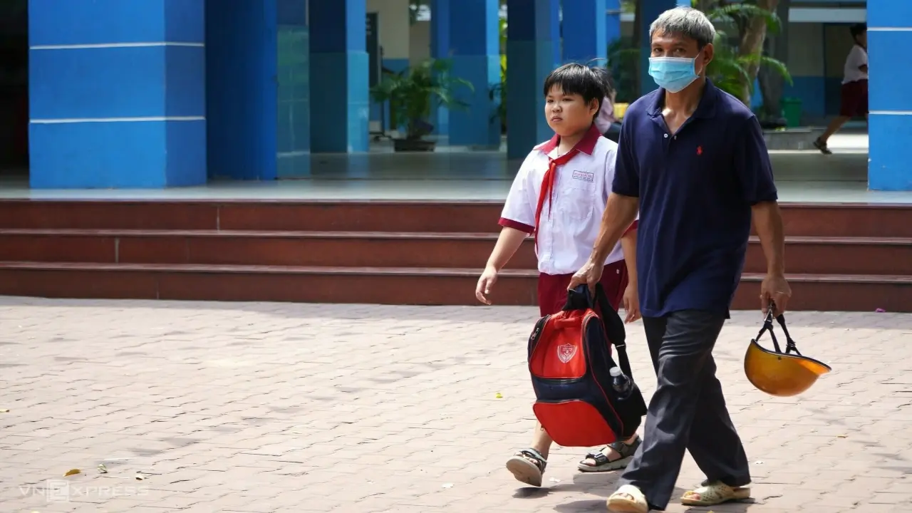 Phụ huynh chật vật đưa đón sau vụ ngộ độc ở trường Bình Quới Tây