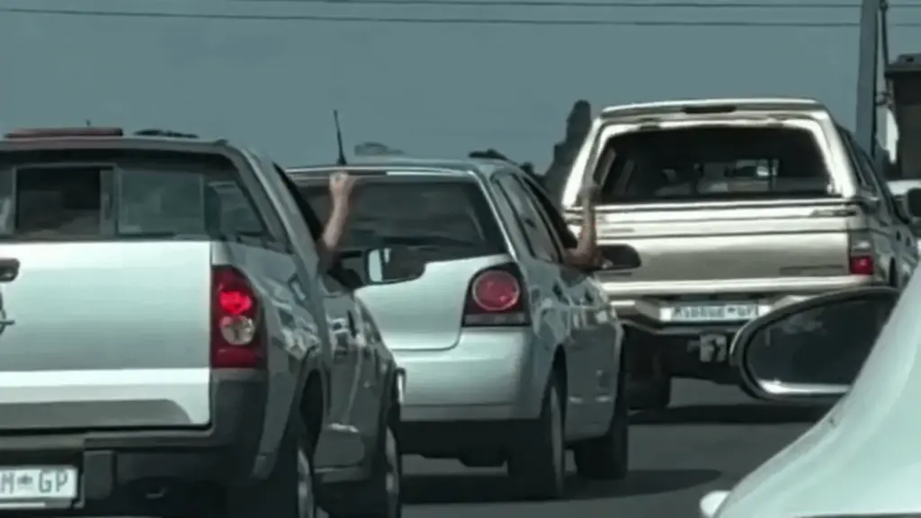 Quá chán vì kẹt xe, 2 tài xế vừa cho xe nhích từng chút vừa chơi oẳn tù tì