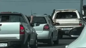 Quá chán vì kẹt xe, 2 tài xế vừa cho xe nhích từng chút vừa chơi oẳn tù tì