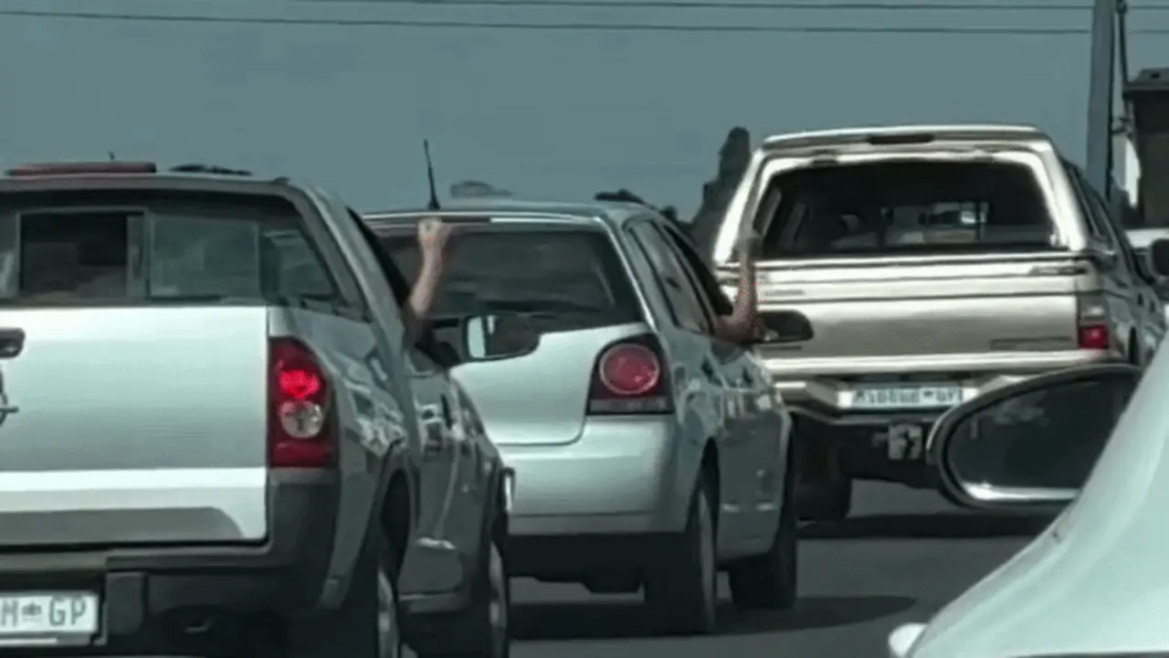 Quá chán vì kẹt xe, 2 tài xế vừa cho xe nhích từng chút vừa chơi oẳn tù tì