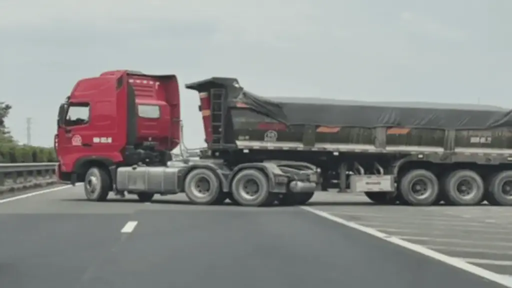 Quay đầu xe trên cao tốc do... đi nhầm đường, tài xế bị phạt 35 triệu