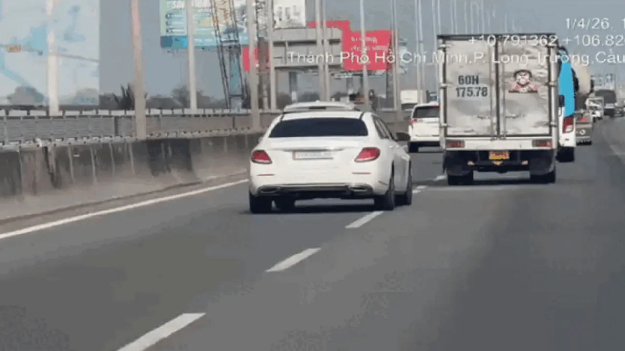 Quên bật xi nhan khi chuyển làn, nhiều tài xế bị phạt nguội trên cao tốc