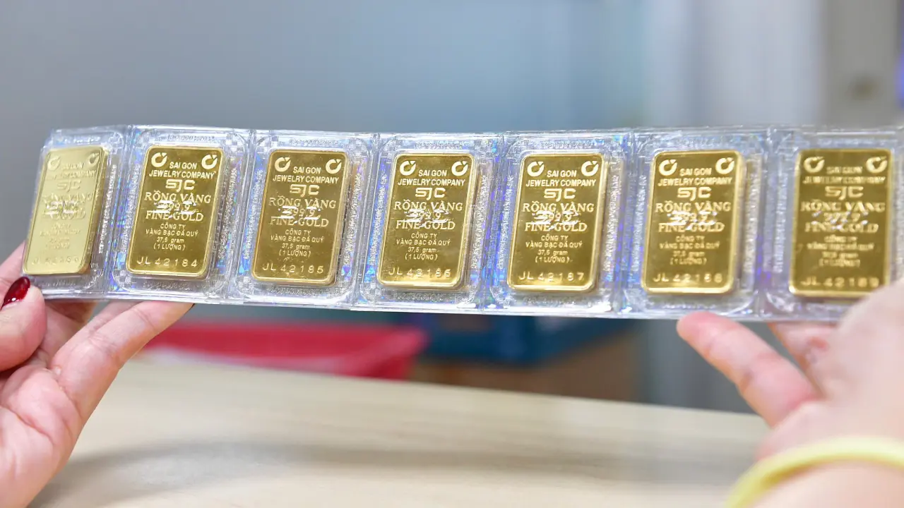 Ra nước ngoài mua vàng miếng mang về Việt Nam, có bị phạt?