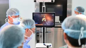 Robot AI thay khớp gối, bệnh nhân đứng dậy sau mổ