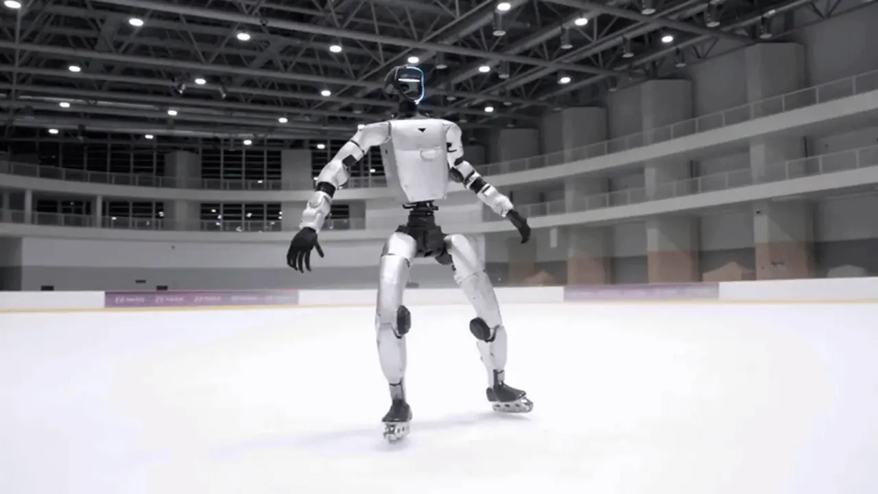 Robot hình người Trung Quốc trượt patin, lướt trên sân băng